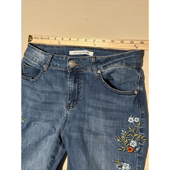 9th & Main Women's Light Blue Distressed Floral Embroidered Flare Jeans Size 8 - Picture 11 of 12